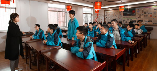 杨陵 分类教学，因材施教，采取“一类一方案、一人一目标”的教学方法